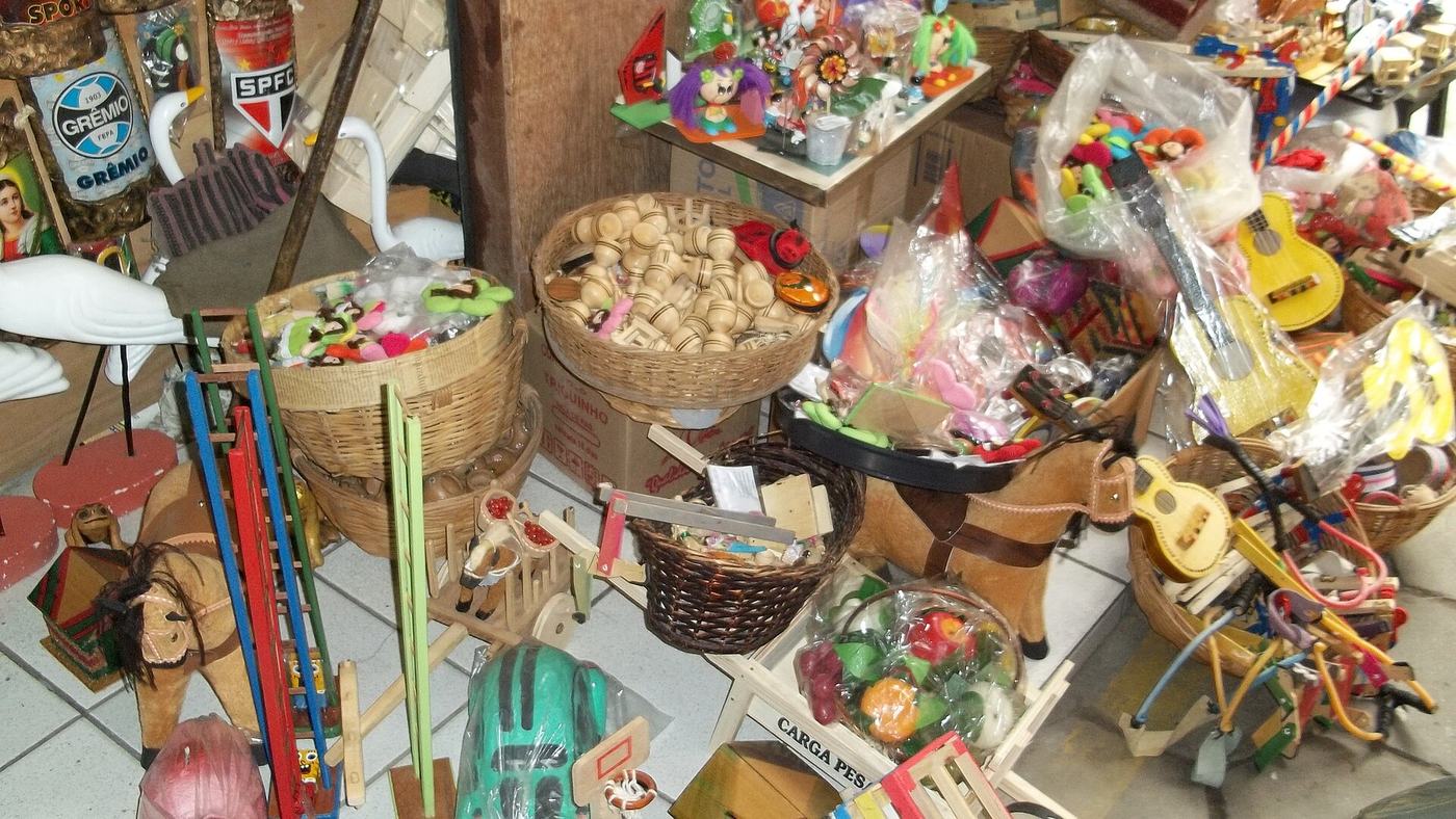 Feira livre de Caruaru, em Pernambuco, com barracas e público circulando
