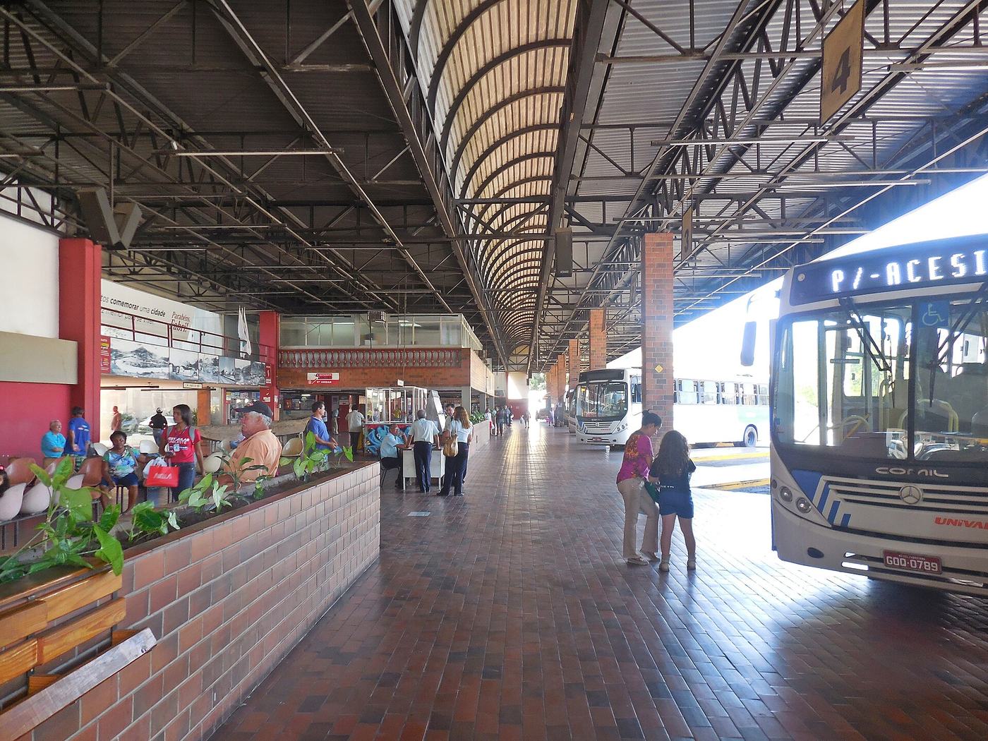 Interior de um terminal rodoviário no interior de Minas Gerais