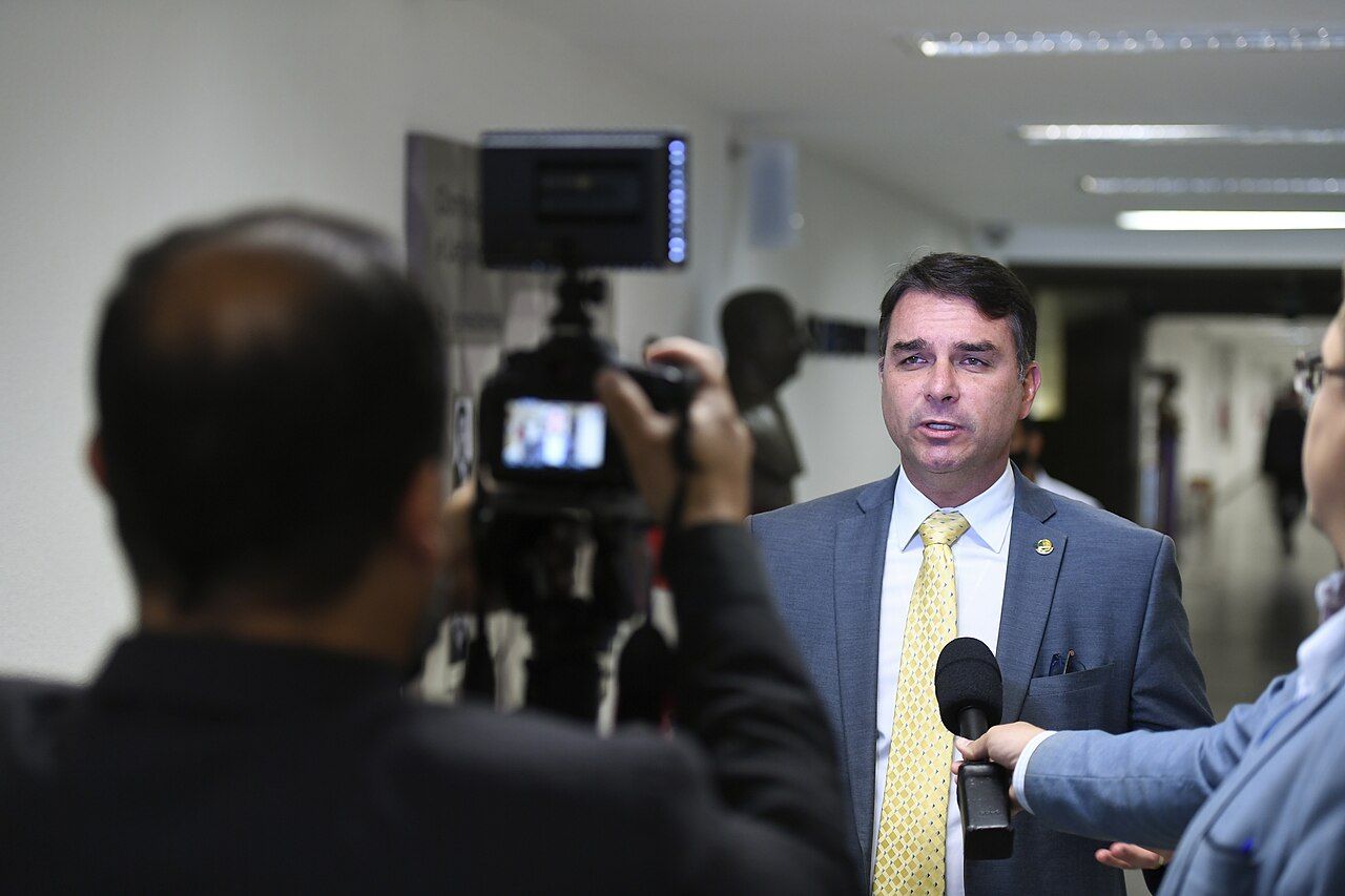 Flávio Bolsonaro em entrevista à imprensa